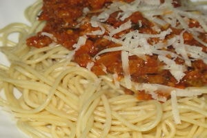 Plat d'espaguetis bolonyesa